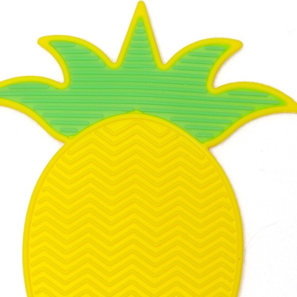 NWT Novelty Yellow & Green Pineapple Makeup Brush Silicone Cleaning Pad - Picture 3 of 5